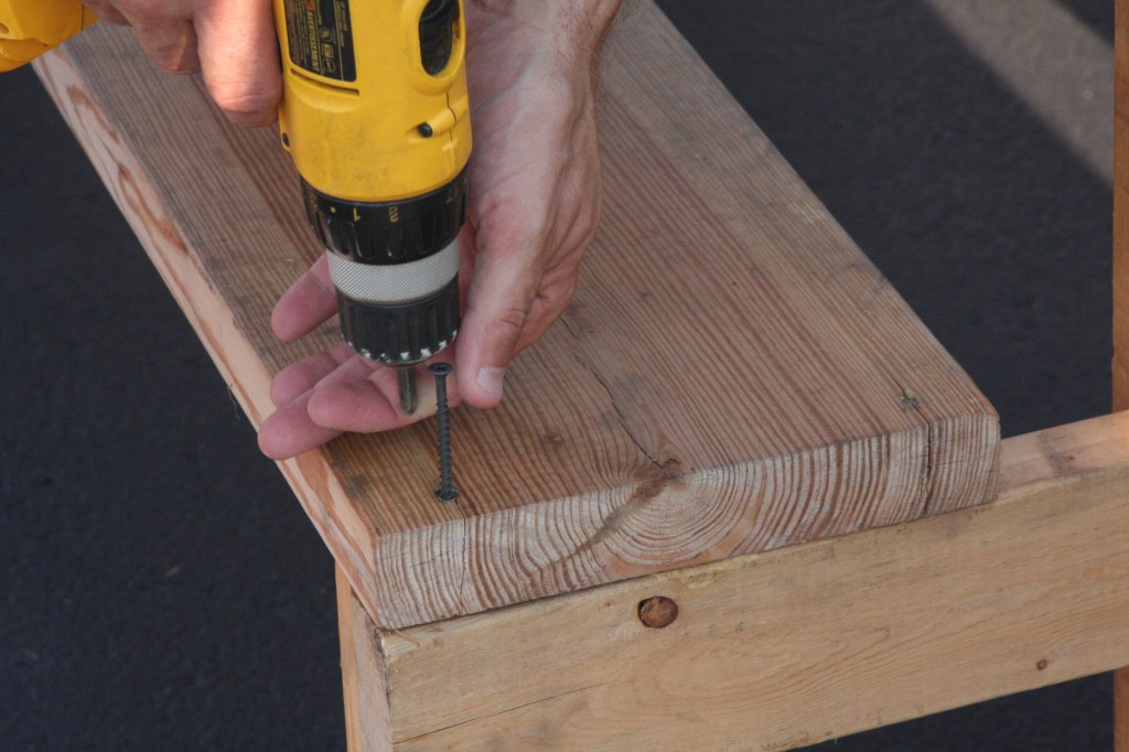 Use long screw to connect the four corners of the thick seat long boards